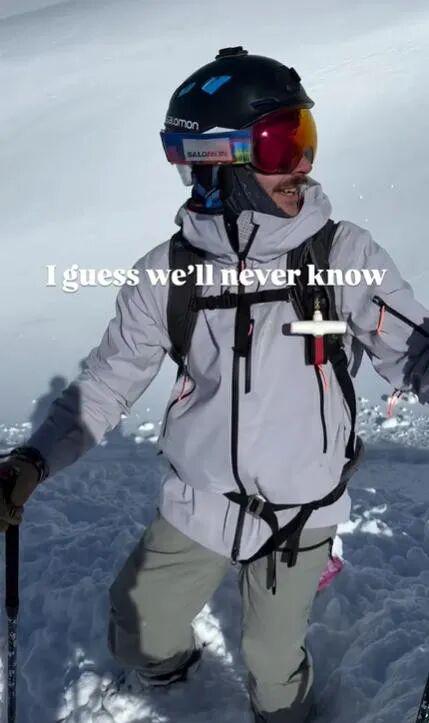 FIFA Club World Cup-老哥滑雪时发现雪里伸出一只脚！最终在活埋前把人挖出，惊险...